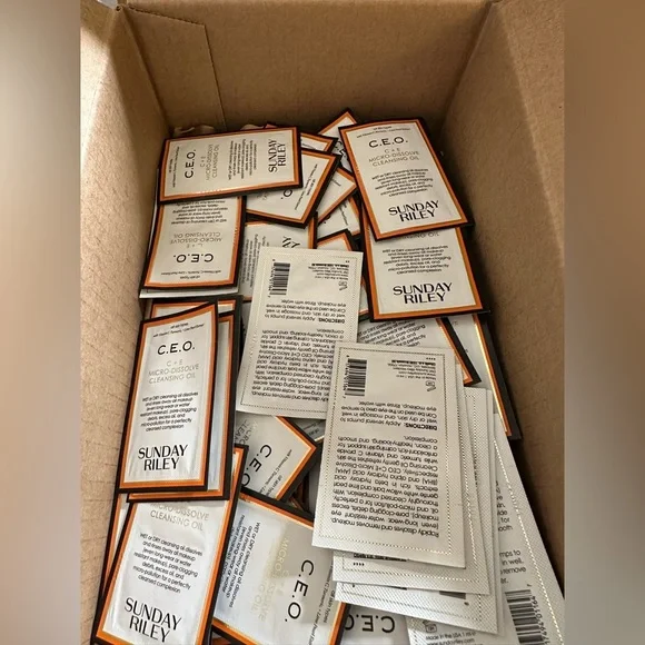 Sunday Riley •  25X CEO Cleansing Oil Samples - Picture 8 of 8